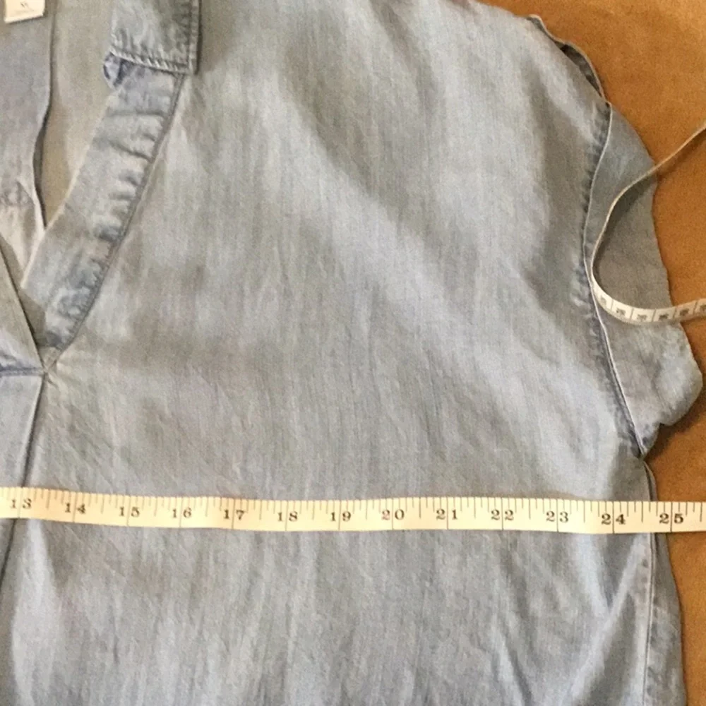 Liz Claiborne Chambray V-Neck Roll-Tab Tunic in Light Blue - Picture 4 of 5